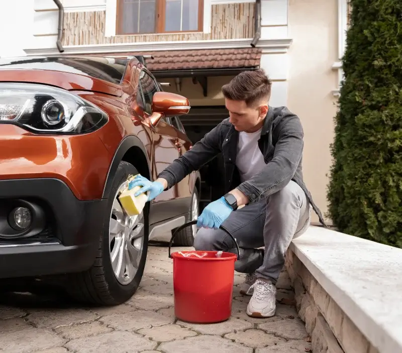 Lavage auto à domicile La Roche-Clermault : professionnel intervenant sur un véhicule